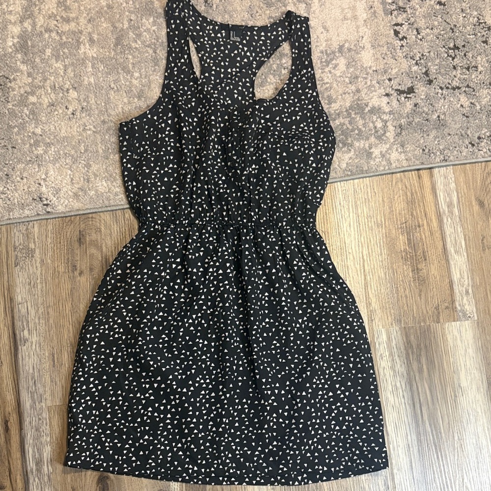 Black and White Sleeveless Dress 🎄
